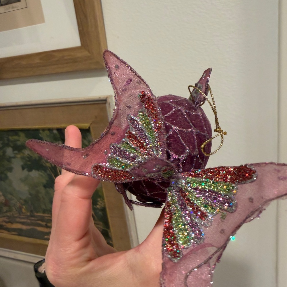 Purple Glitter Fish Ornament with lips and eyelashes - Picture 3 of 5